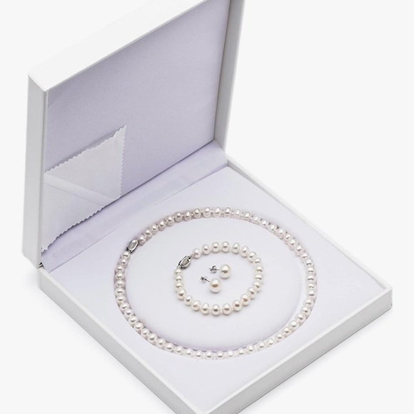 Pearl Necklace, Bracelet, and Earrings Set - Picture 4 of 6